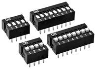 Čtyři černé DIP přepínače, každý obsahující 4 až 8 bílých přepínačů, očíslovaných. Jsou určeny pro elektronickou konfiguraci.