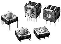 Pět elektronických přepínačů s otočným knoflíkem, každý s různými čísly a šipkovými indikátory na horní straně.