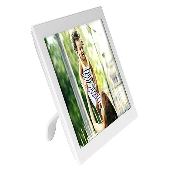 Digitální fotorámečkek zobrazuje veselé dítě v pruhovaném oblečení, které zvedá osoba s hnědými vlasy.