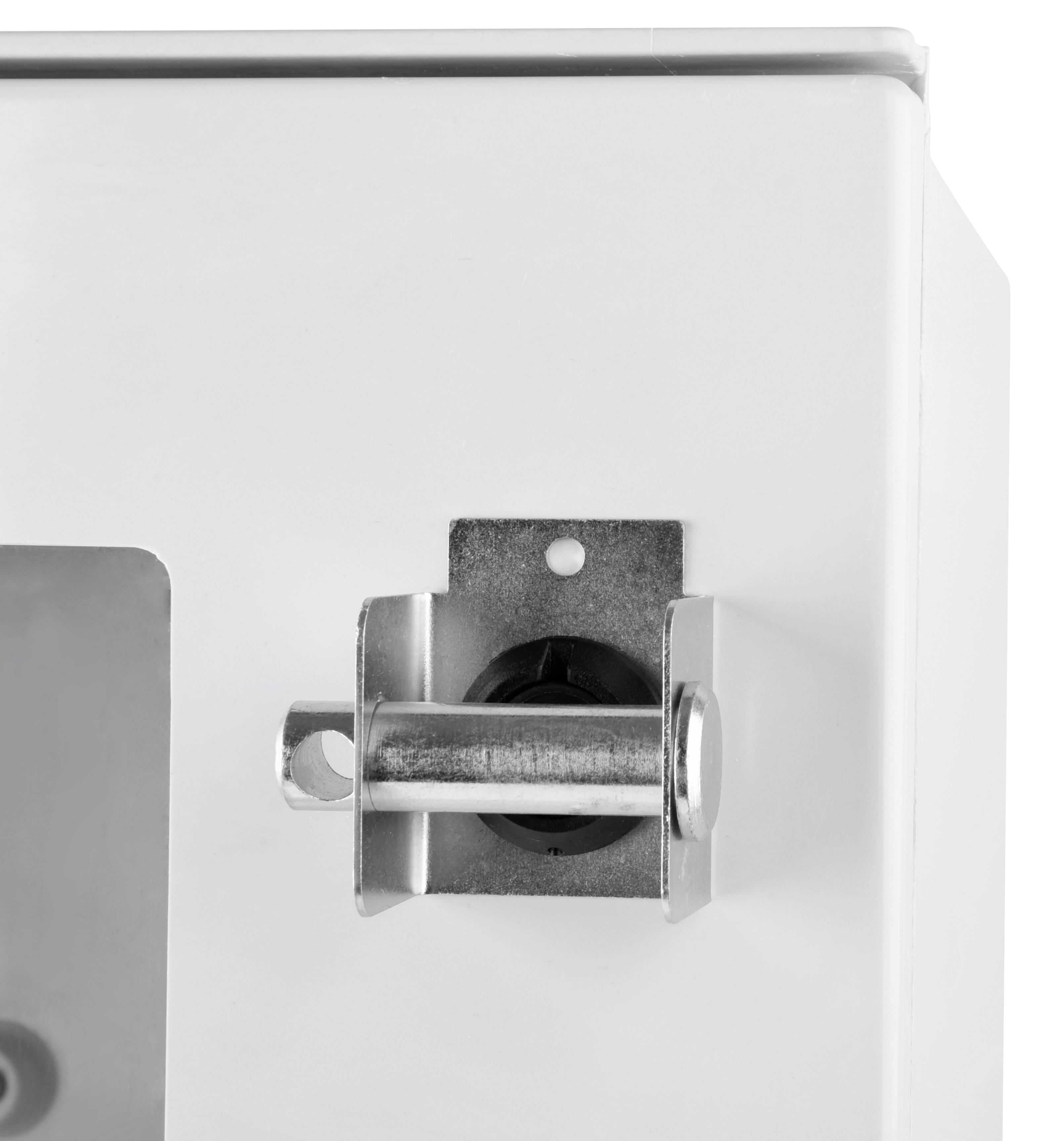 Mechanismus na bílém kovovém pouzdře ukazuje bajonetový zámek pro zajištění zařízení nebo schránek.