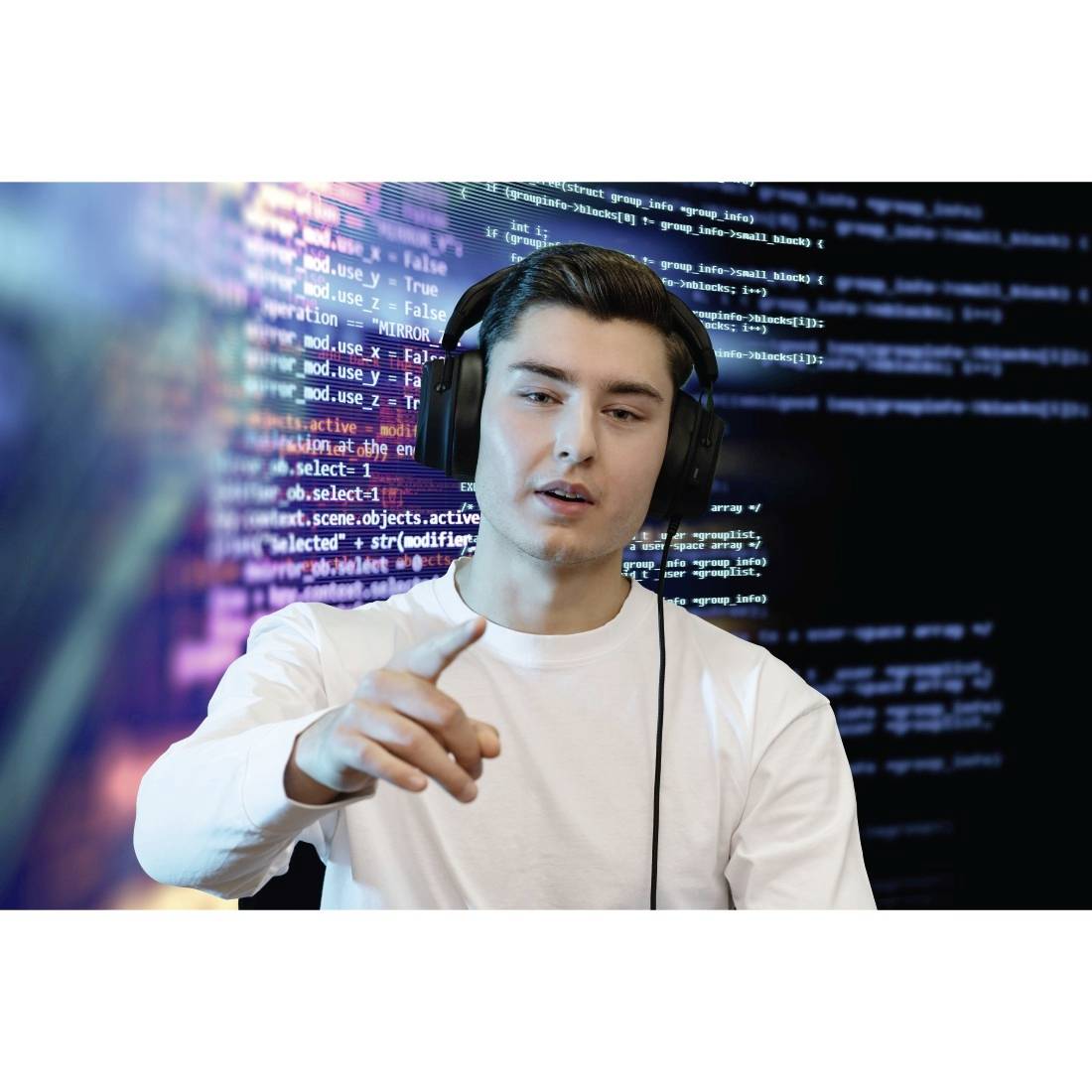 Osoba v sluchátkách mluví před počítačovou obrazovkou s programátorským kódem.