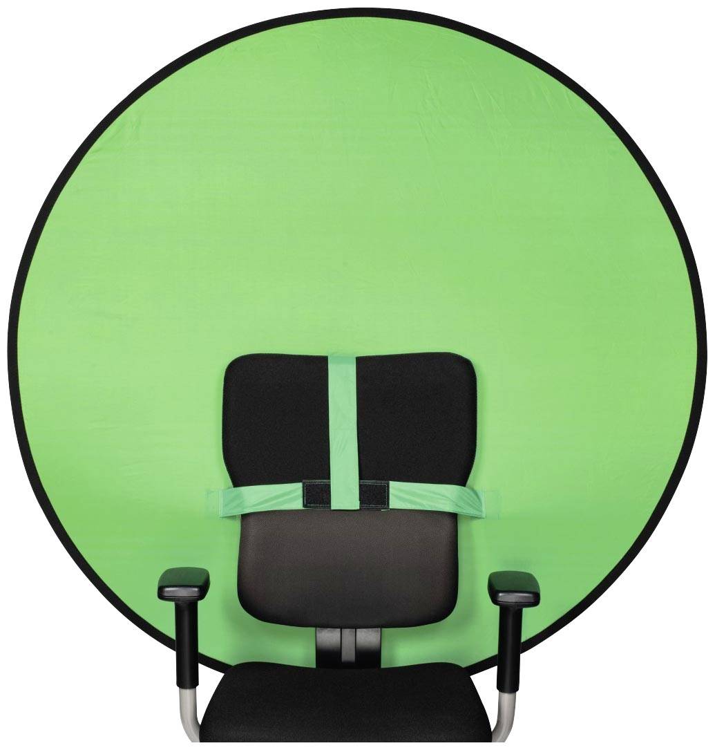 Zelené kulaté pozadí je připevněno k černé kancelářské židli, aby sloužilo jako pozadí pro videonahrávky.
