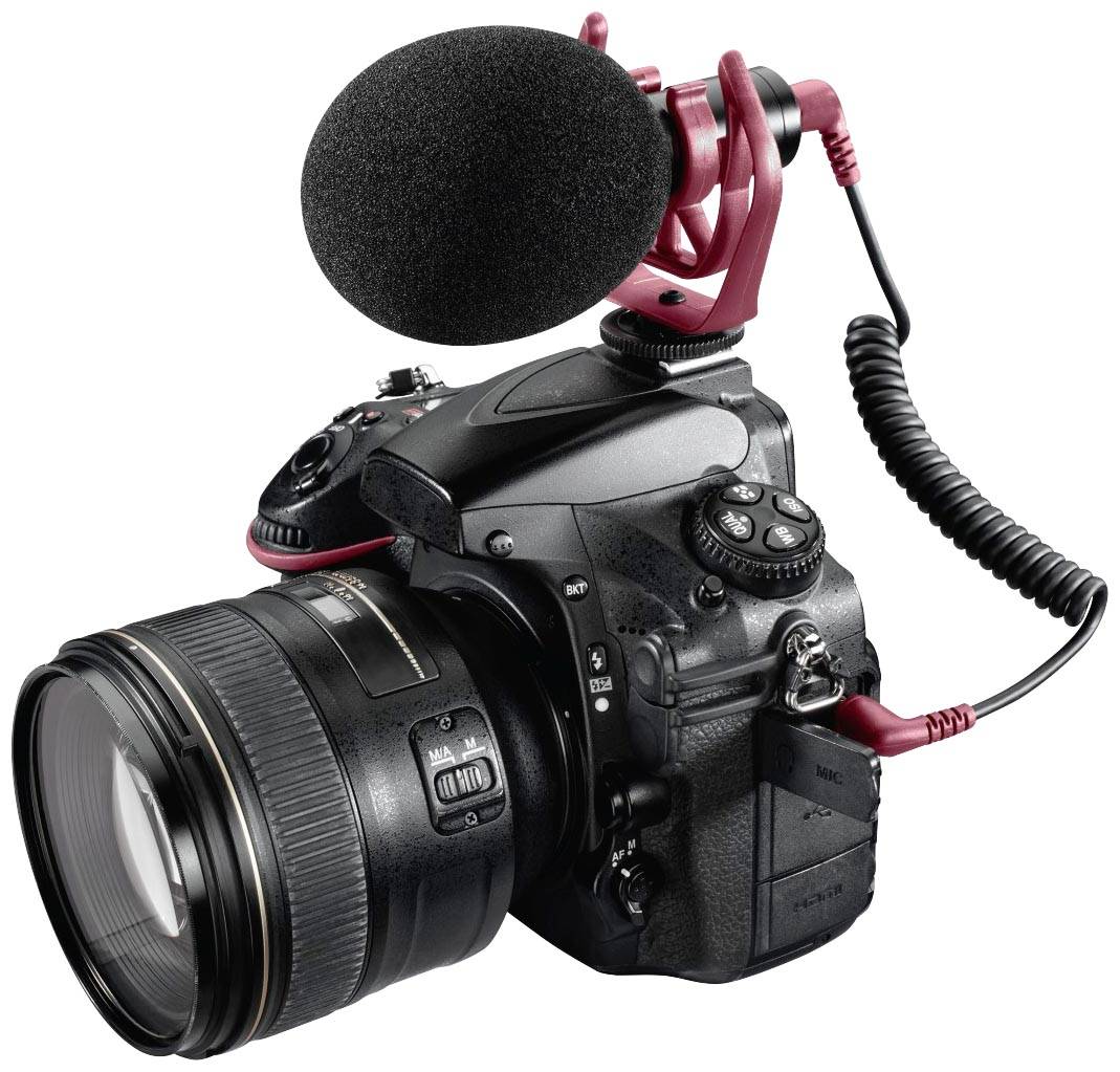 Digitální fotoaparát s velkým objektivem a externím mikrofonem, ideální proVideonahrávky.