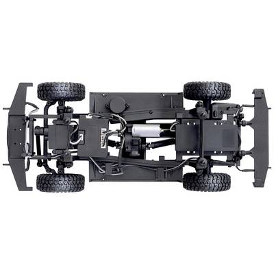 Obrázek ukazuje spodní stranu modelového automobilu se viditelnými nápravami, koly a elektrickými komponenty.