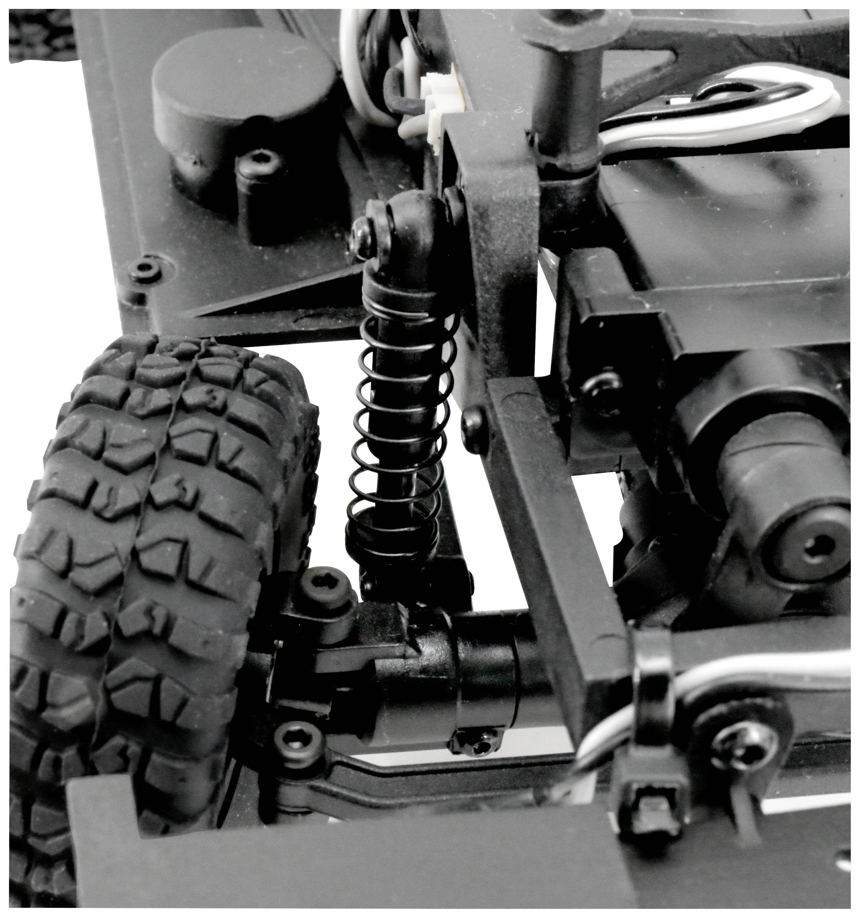 Detailní záběr modelového automobilu ukazuje odpružení a přední kolo. Fotografie zdůrazňuje mechanické detaily a konstrukční řešení.