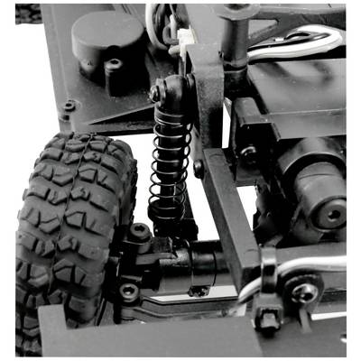 Detailní záběr modelového automobilu ukazuje odpružení a přední kolo. Fotografie zdůrazňuje mechanické detaily a konstrukční řešení.