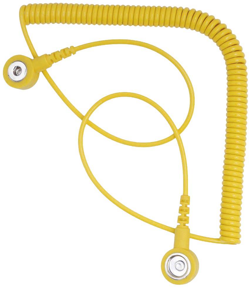 Žlutý spirálovitý kabel se dvěma kulatými konektory na koncích, položený v oblém tvaru na bílém pozadí.