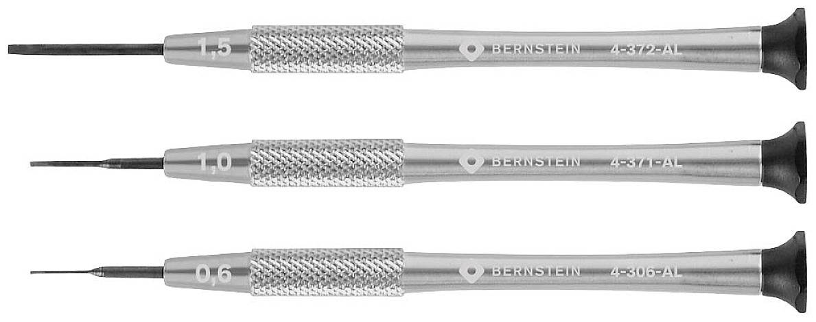 Tři přesné šroubováky s protiskluzovou rukojetí a vyznačením velikosti: 1,5 mm, 1,0 mm a 0,6 mm.
