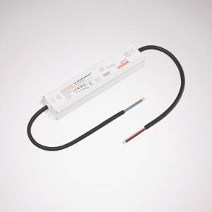 LED driver se dvěma černými kabely a bílým pouzdrem, označený technickými údaji a logem značky, na světlém pozadí.