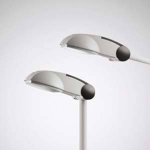 Dvě moderní pouliční lampy s elegantními zakřivenými tvary před neutrálním pozadím.