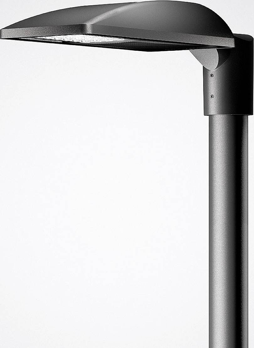 Moderní černá pouliční lampa s elegantním zakřiveným designem stojí před bílým pozadím.