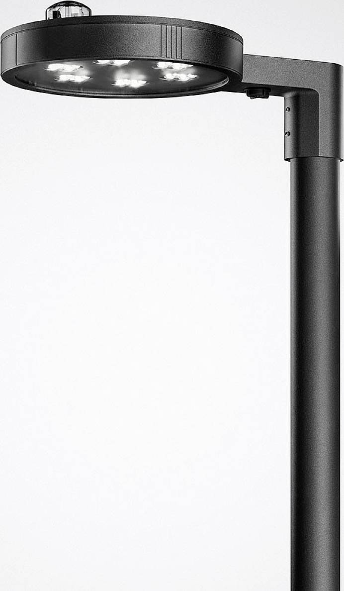Černá, moderní pouliční lampa s kulatou LED hlavicí, svítí směrem dolů. Minimalistický design, bez okolního prostoru.