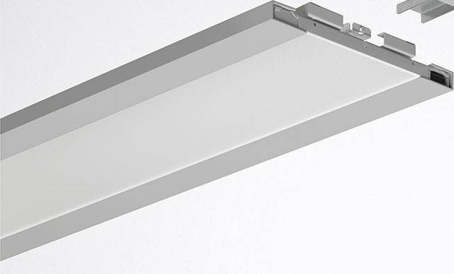 Obdélníkové, moderní stropní LED svítidlo s jednoduchým designem je zavěšeno na stropě. Svítidlo je nainstalováno v světlém prostoru.