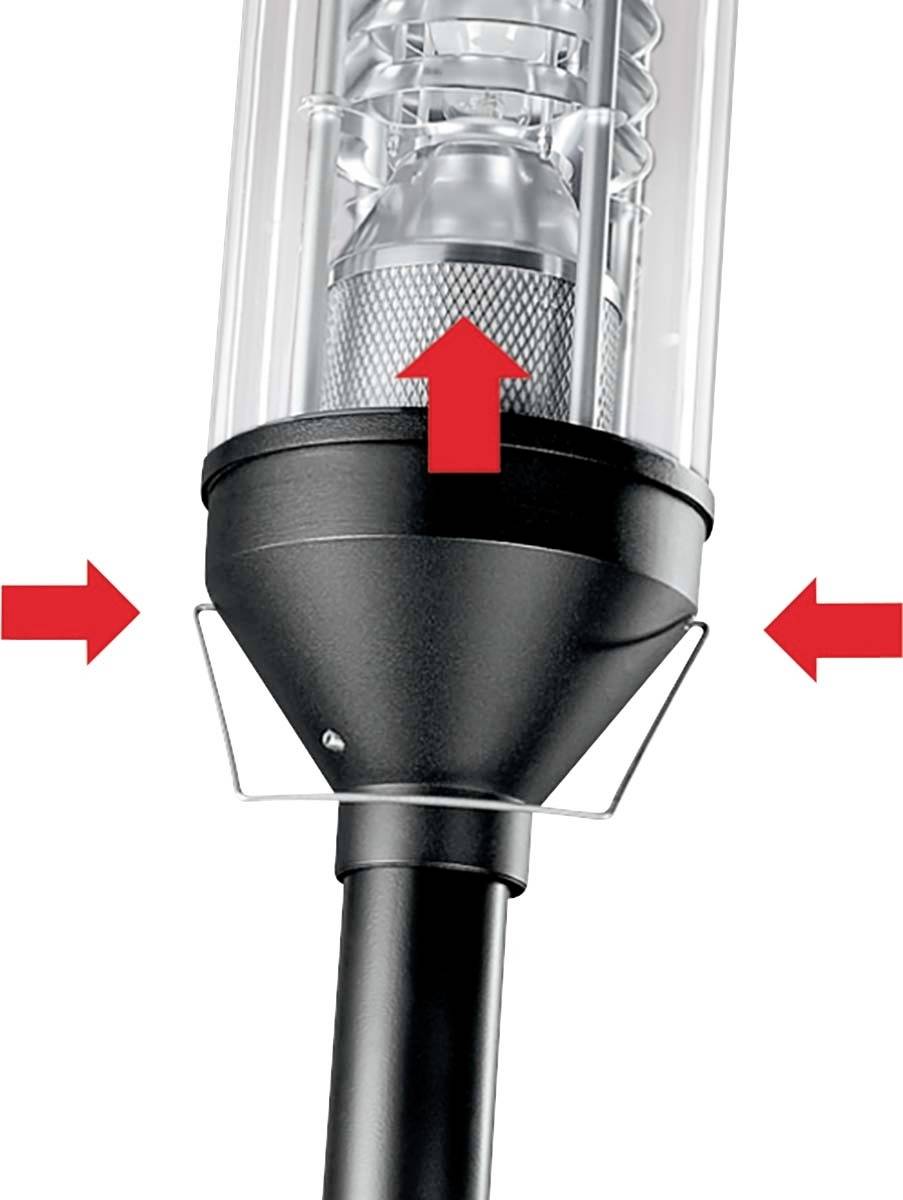 Pouliční lampa s kónickým podstavcem. Červené šipky ukazují na upevňovací body, které spojují podstavec s trubkou.