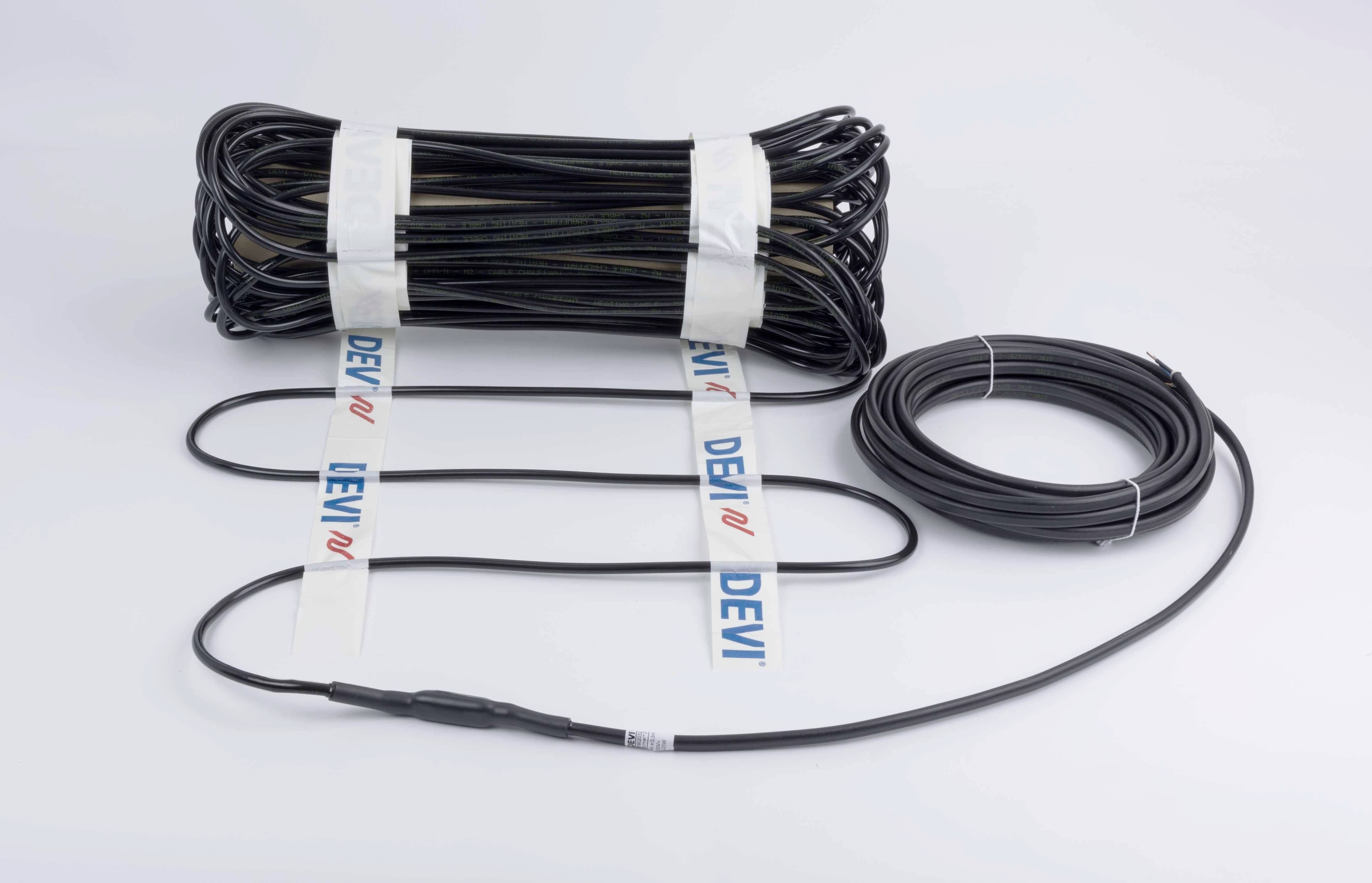 Černý topný kabel, navinutý a připravený k instalaci. Znázorněny navinuté a rozložené úseky s označením 'DEVI'.