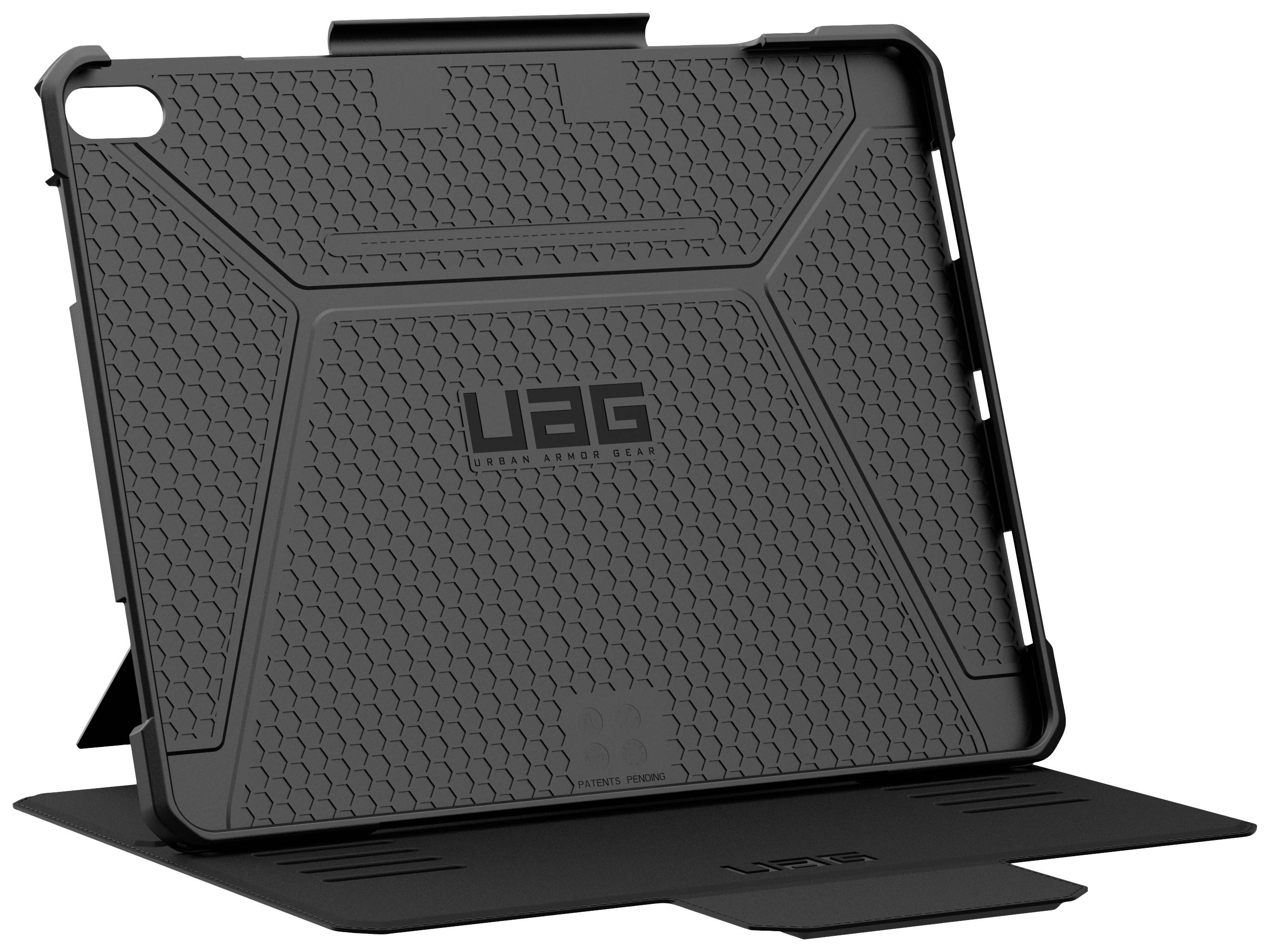 Černý robustní obal na tablet s šedým hexagonálním vzorem a logem 'UAG', zobrazující stojanovou pozici pro práci bez rukou nebo sledování.