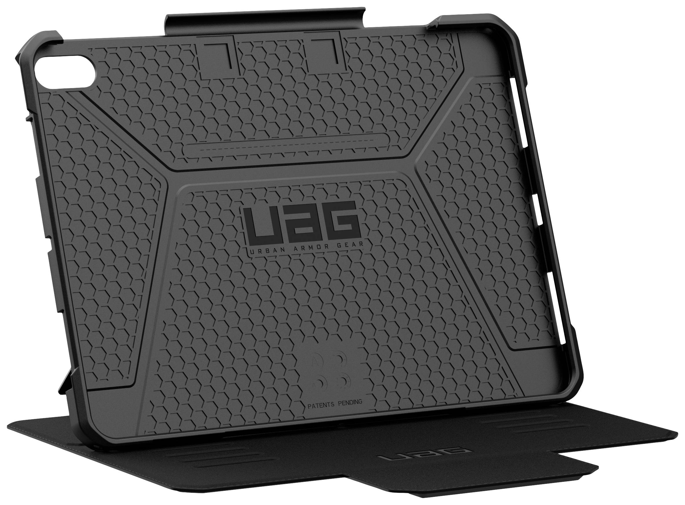 Černý ochranný kryt na tablet s texturovaným designem a nápisem 'UAG' na zadní straně, který je otevřený a leží na stole.
