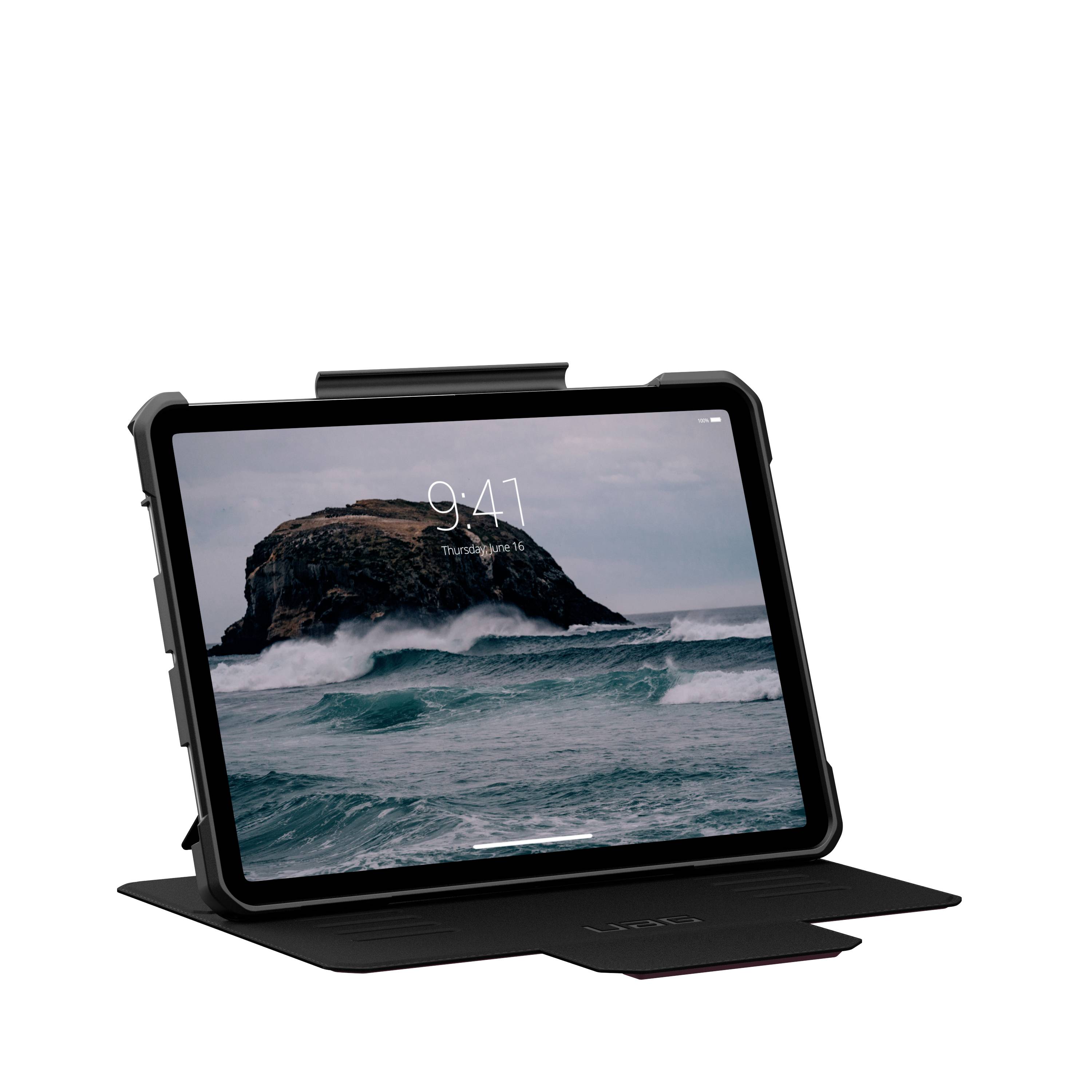 Tablet s fotografií přírody na pozadí displeje ukazuje čas 9:41. Je umístěné ve stojánce.
