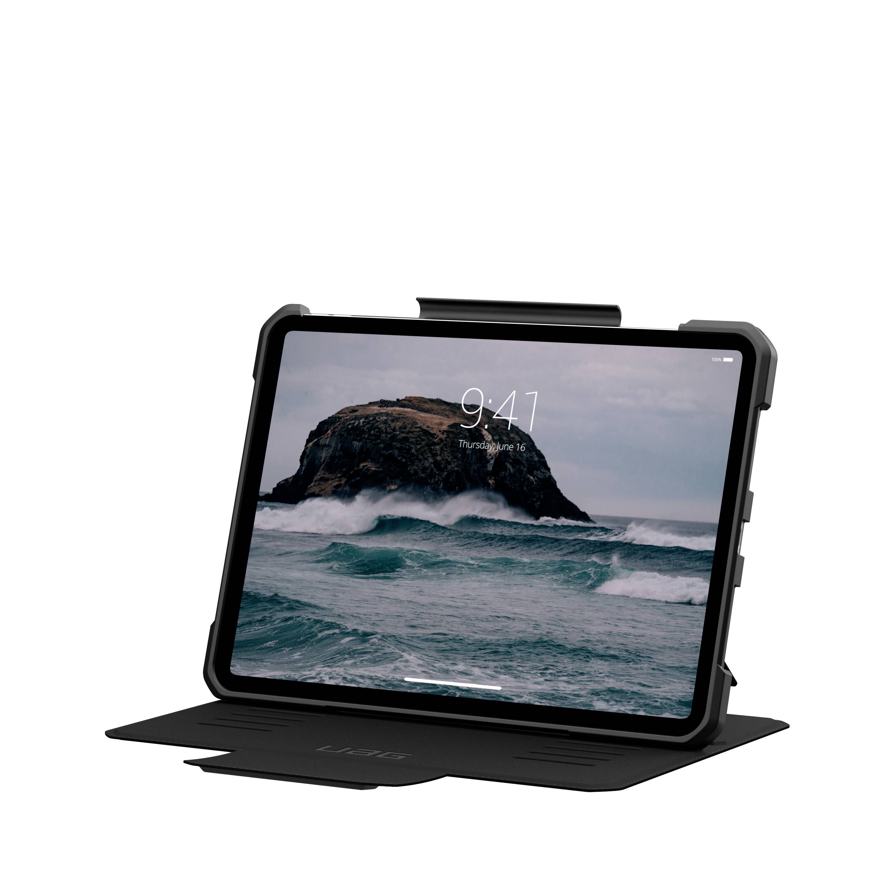 Tablet v černém obalu zobrazuje tapetu s pobřežím, vlnami a skalisky. Na displeji je čas 9:41.