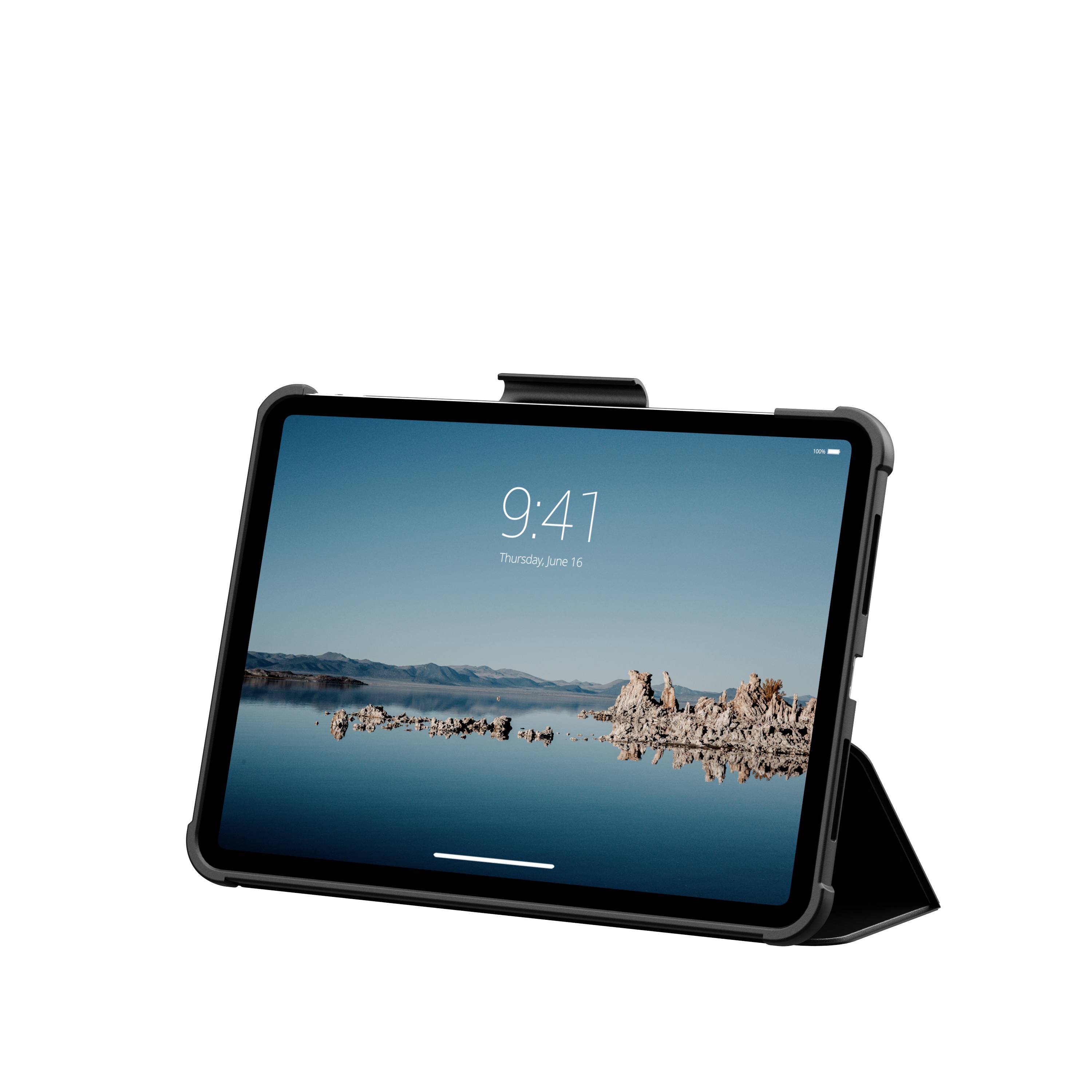 Tablet s ochranným pouzdrem zobrazující digitální jezero s klidnou hladinou a skálami uprostřed. Čas je 9:41.