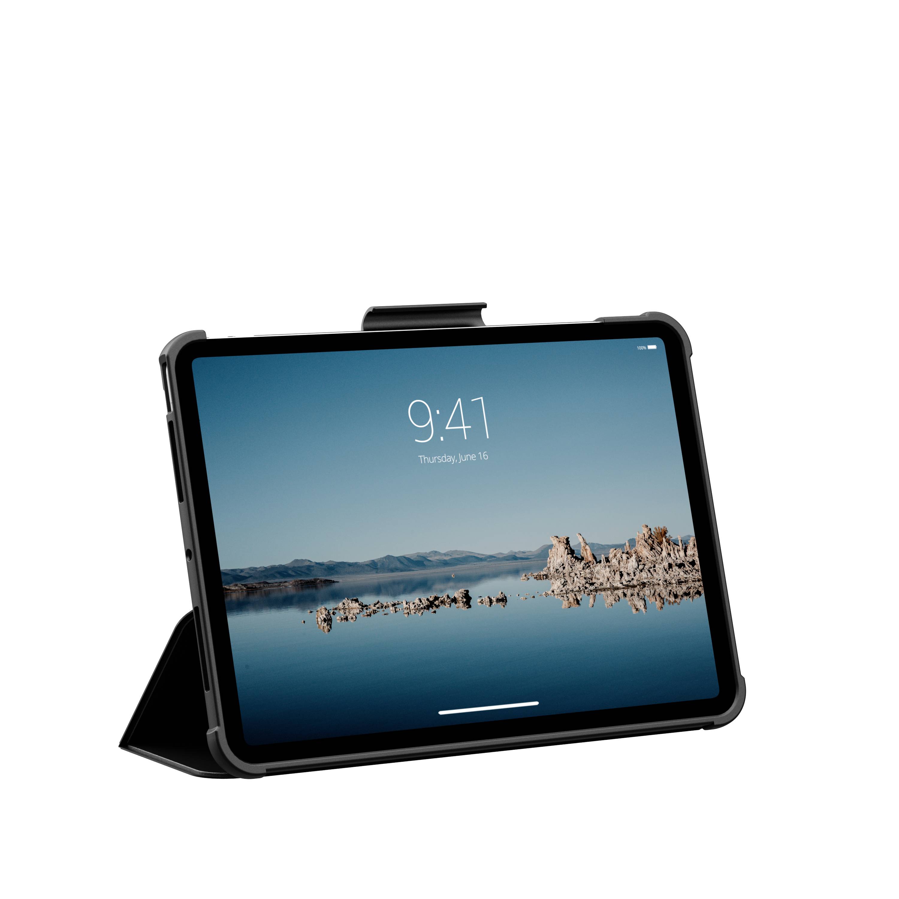 Tablet lehce nakloněný v černém skládacím stojánku. Na obrazovce je zobrazeno '9:41, čtvrtek, 16. června'.
