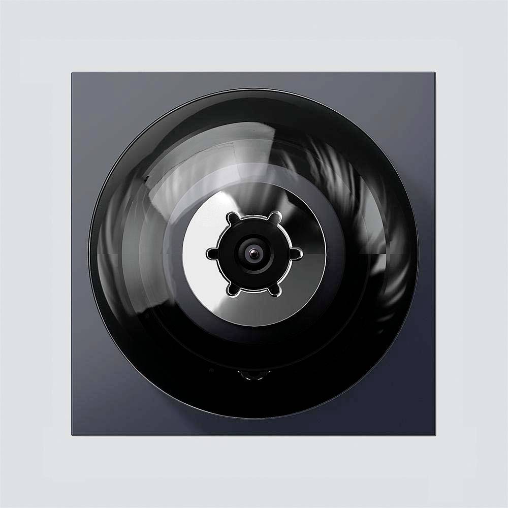 Černá, kulatá bezpečnostní kamera na šedé zdi, detail zblízka.