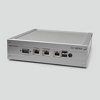 Stříbrné elektronické zařízení značky Siedle s několika porty, včetně sériových a ethernetových konektorů.