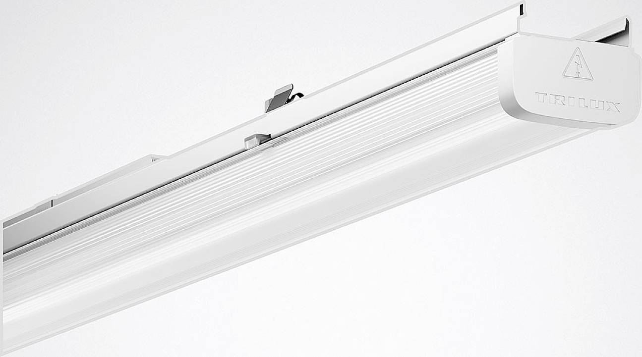Moderní bílé stropní LED svítidlo s podlouhlým designem, vhodné do kanceláří nebo průmyslových prostor.