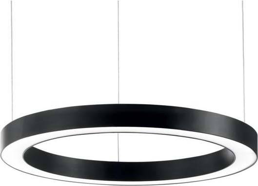 Minimalistická, černá, kulatá stropní lampa zavěšená ze stropu. Ideální pro moderní interiéry a rovnoměrné rozložení světla.