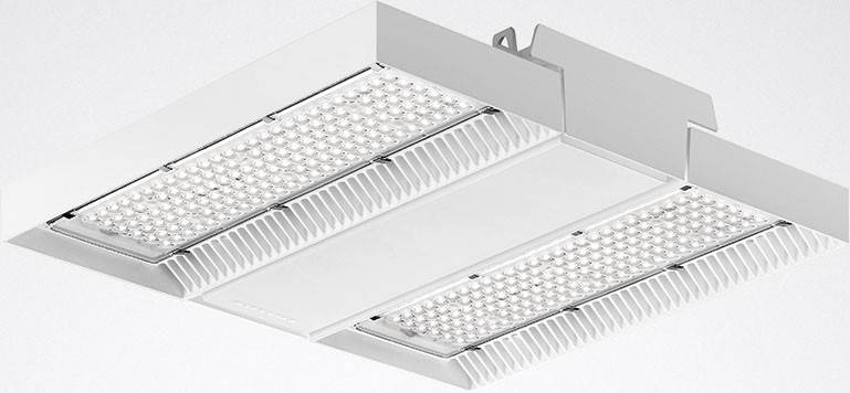 Moderní LED stropní světlo se dvěma dlouhými řadami malých obdélníkových svítidel, namontované v bílém kovovém pouzdře.
