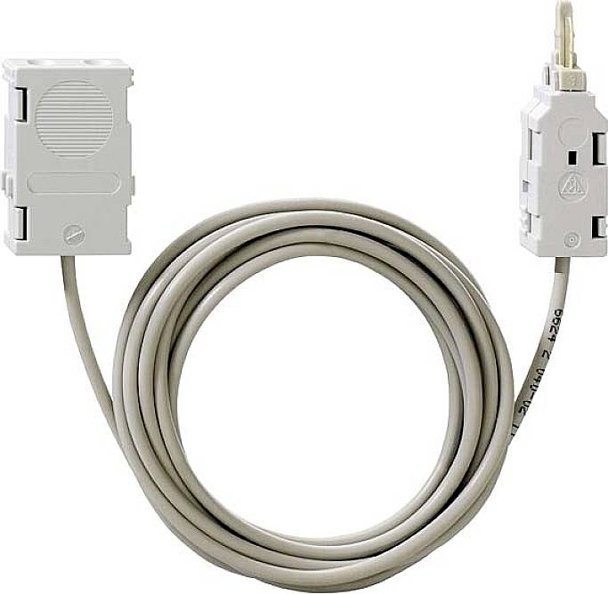 Svinutý šedý prodlužovací kabel se zástrčkou na pravé straně a zásuvkou na straně levé.