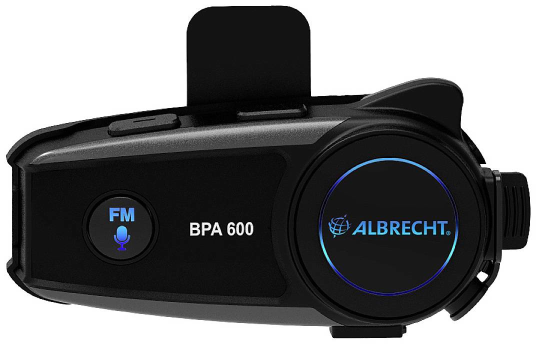 Černé komunikační zařízení s modrým displejem, zobrazuje 'ALBRECHT' a 'BPA 600'. Vlevo tlačítko s označením 'FM' a symbolem mikrofonu.