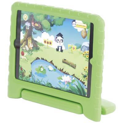 Tablet se zeleným pouzdrem zobrazuje výukovou hru s kreslovou krajinou, pandou s čepicí, stromem a rybníkem.