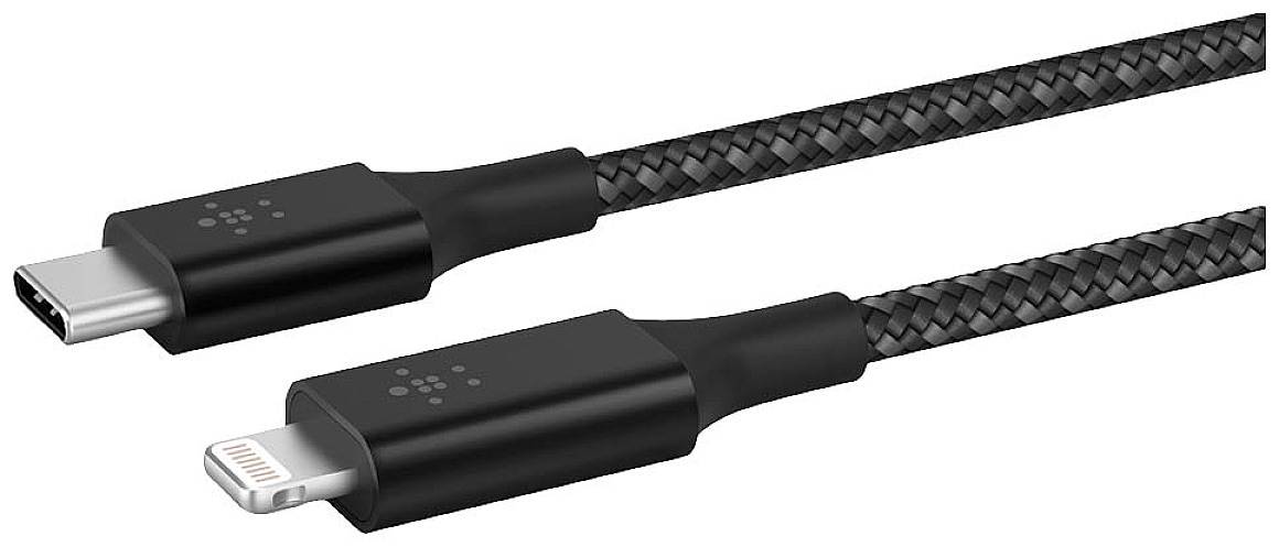 Černý nabíjecí kabel s konektory USB-C a Lightning leží vedle sebe na bílém pozadí.