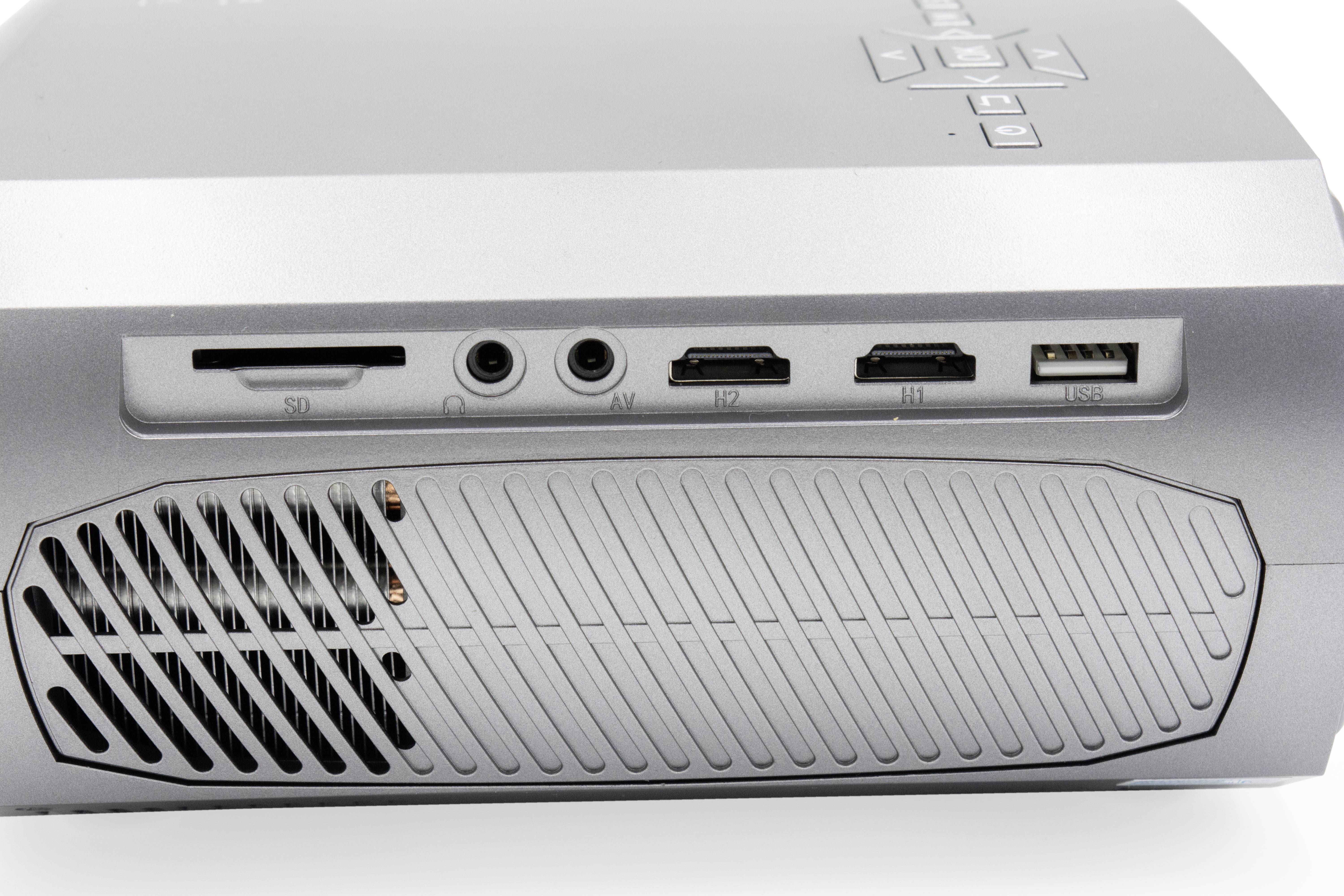 Stříbrný projektor ukazuje různé konektory: slot na SD kartu, 3,5mm audio, AV, dva HDMI porty a USB port.