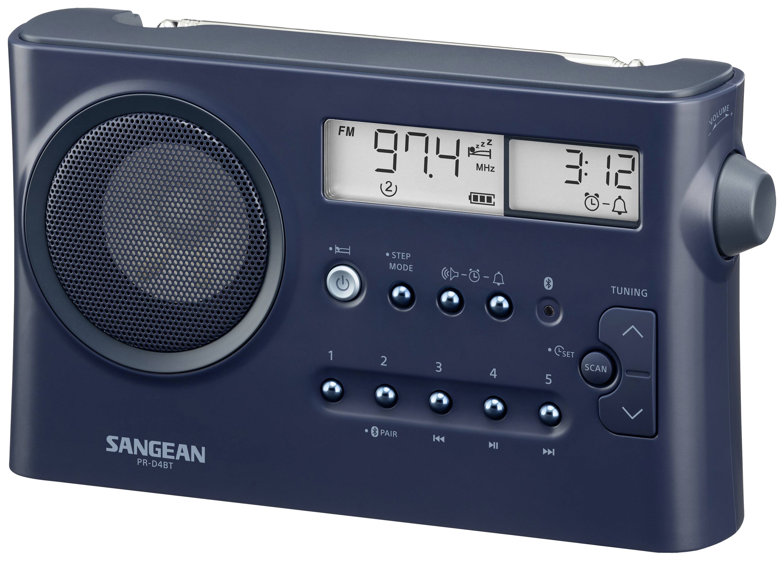 Přenosné rádio v tmavě modré barvě s digitálními displeji pro FM frekvenci '97,4 MHz' a čas '3:12'. Vlevo reproduktor.