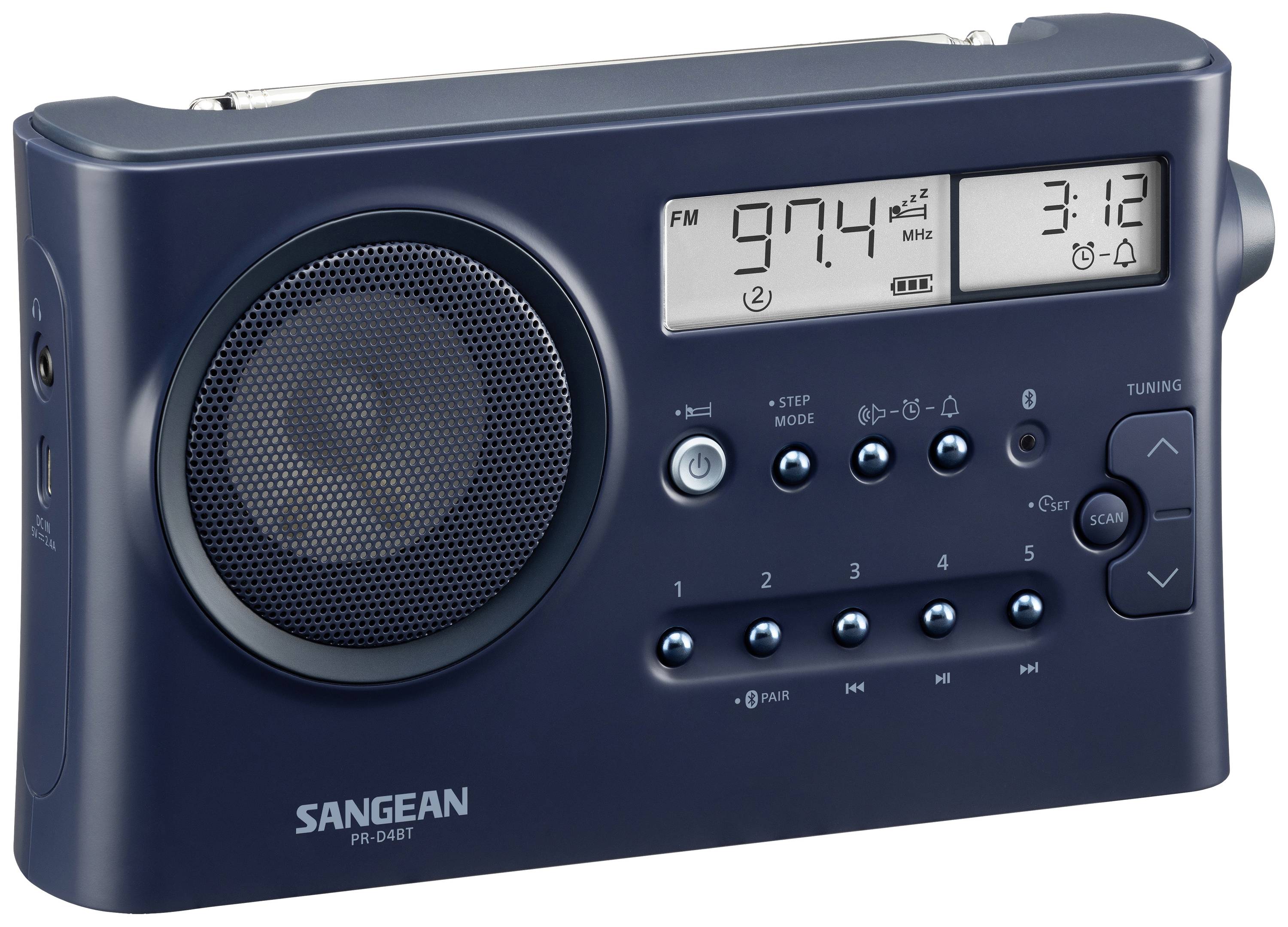 Tmavě modré přenosné rádio s digitálním displejem zobrazuje frekvenci '97,4 MHz' a čas '3:12'. Má reproduktory a ovládací tlačítka.