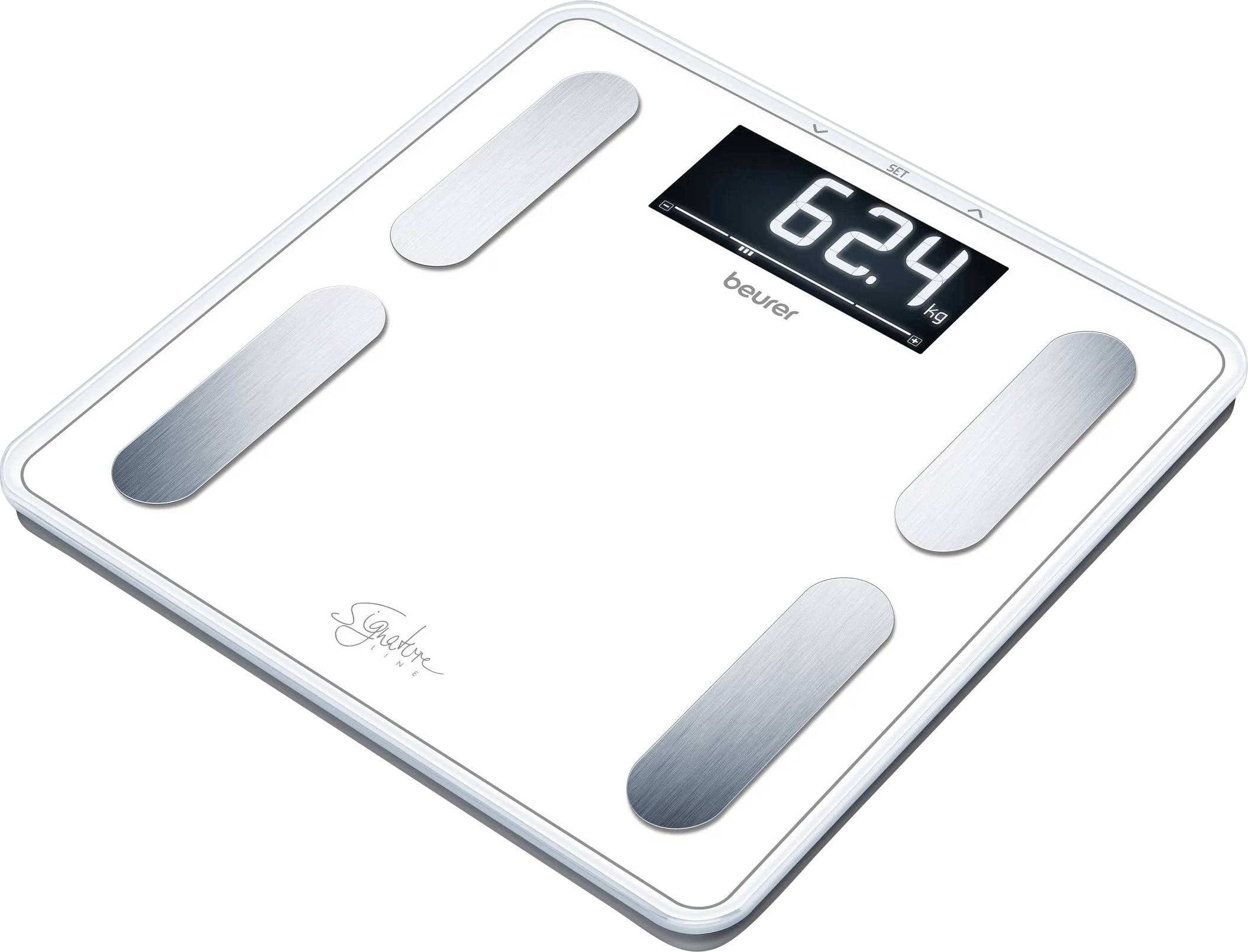Elektronická váha s digitálním displejem zobrazuje '62,4 kg'. Stříbrné senzory na bílém povrchu.