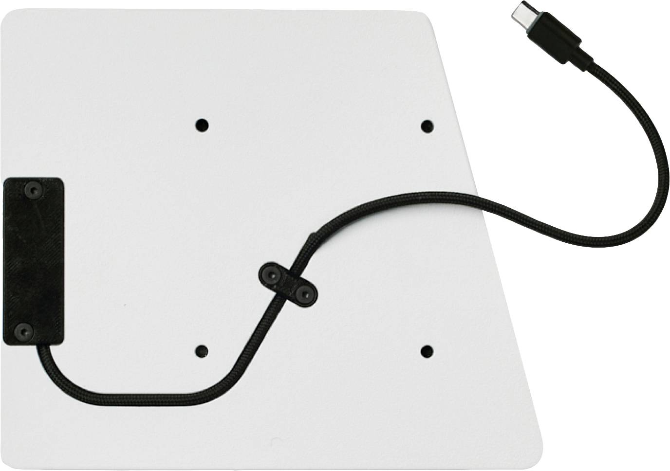 Bílé, obdélníkové zařízení se zaoblenými rohy a připojeným černým USB-C kabelem.