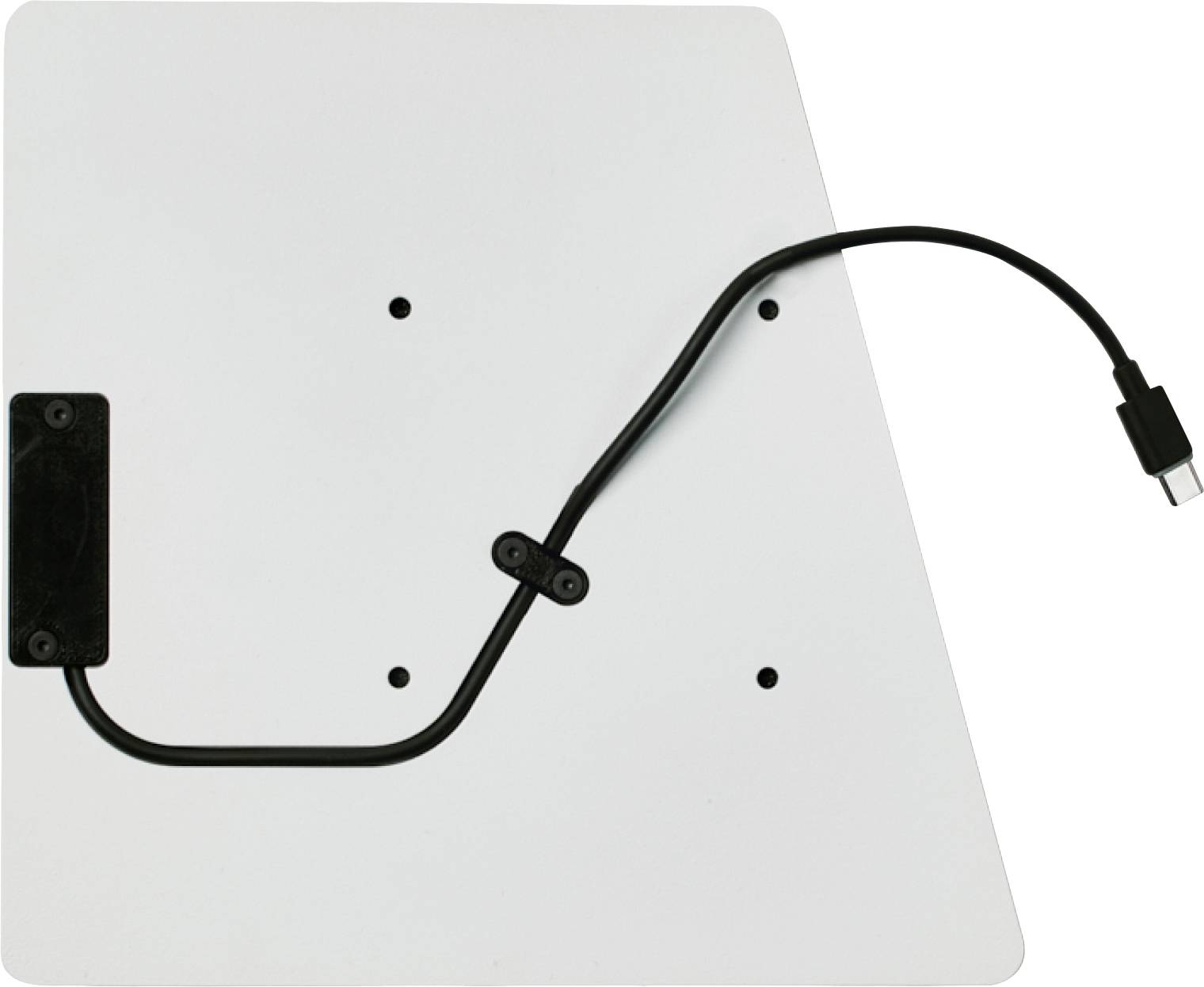 Bílá deska s černým kabelem upevněným pomocí držáku. Kabel končí konektorem USB-C.