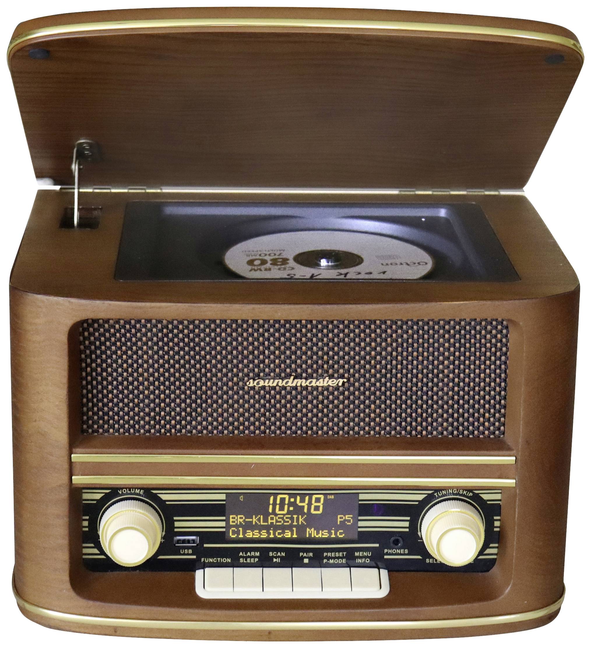 Retro rozhlasový přístroj s otevřeným prostorem ukazuje CD. Display zobrazuje 'BR-KLASSIK' a 'Klasická hudba'. Dřevěný design se zlatými knoflíky.