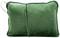 Obdélníkový zelený polštář s měkkým textilním potahem, viditelným zipem a kabelem na straně.