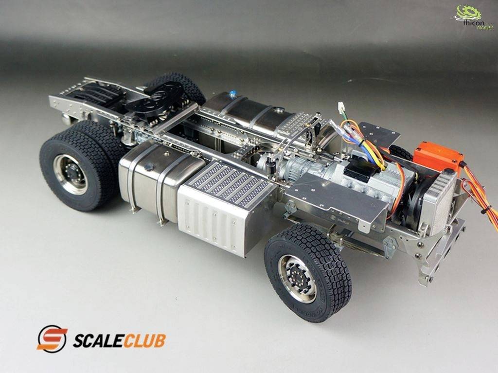 Model vozidla bez karoserie na šedém pozadí. Je vidět rám, kola a několik technických komponent.