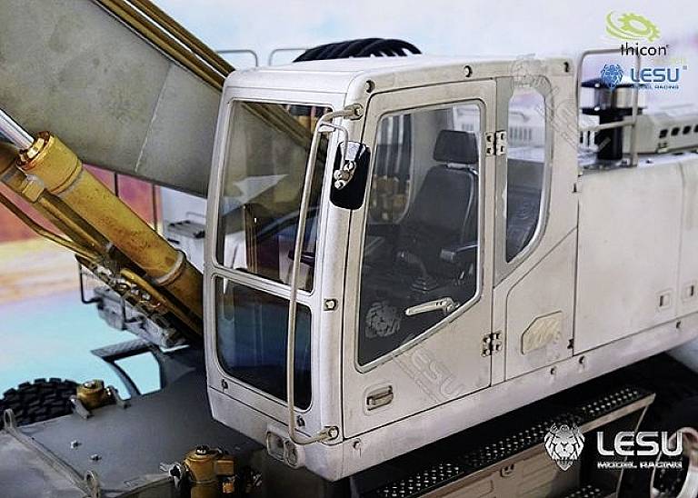 Detailní model jeřábové kabiny se zasklenou řídící věží, znázorněný s pohybující se výložníkovou strukturou v pozadí.