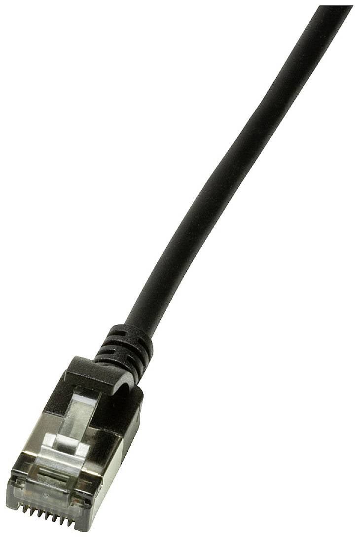 Černý ethernetový kabel s RJ45 konektorem míří směrem k pozorovateli. Slouží k propojení síťových zařízení.