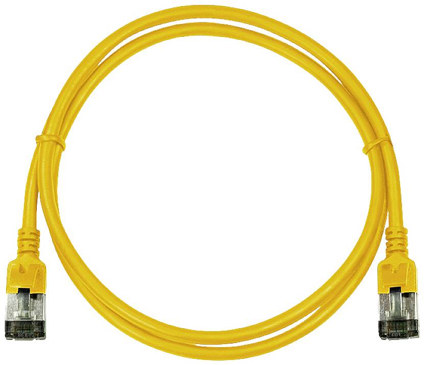 Žlutý ethernetový kabel se dvěma konektory, svinutý a ležící před bílým pozadím.