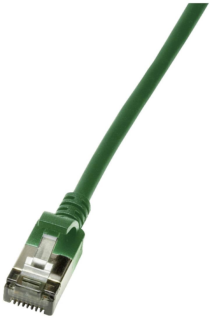 Zelený ethernetový kabel se zástrčkou, používaný pro síťové připojení, na bílém pozadí.