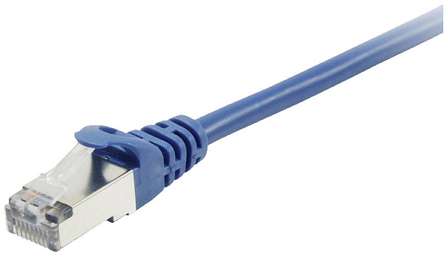 Modrý ethernetový kabel s konektorem RJ-45 na bílém pozadí.