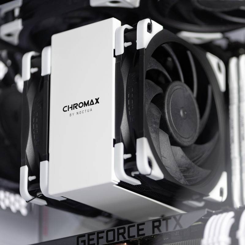 Chladič s nápisem 'Chromax by Noctua' před grafickou kartou Nvidia GeForce RTX uvnitř počítačové skříně.
