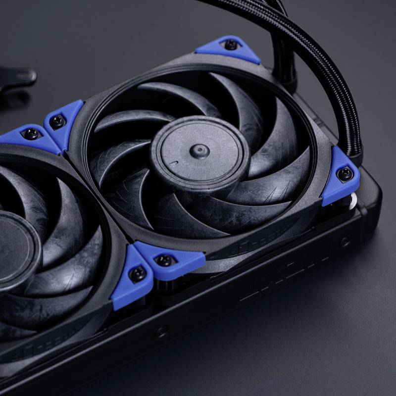 Detailní záběr dvou černých počítačových ventilátorů s modrými akcenty. Ventilátory jsou uspořádány horizontálně a propojeny kabely.